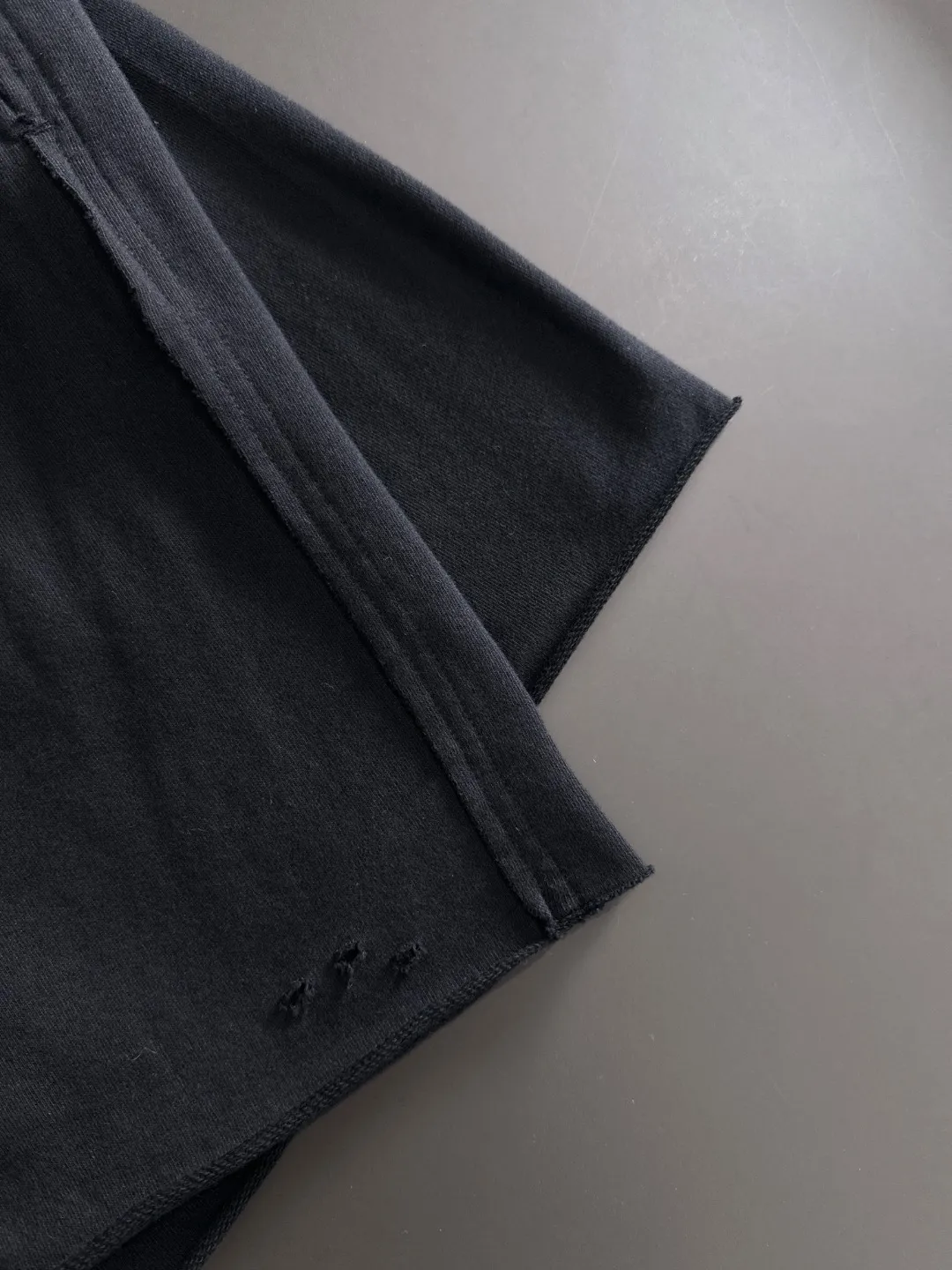 Next day shipment P300 High quality Stone lsland/Stone Island 2025 spring and summer new high-definition elastic band casual solid color loose shorts, made with machines imported from Italy. The hem of the trousers is stitched with two needles. The stitching is fine and firm. The fabric is customized at the counter and is highly breathable and comfortable. The details are impeccable. The brand element design concept reflects high quality. It feels delicate and soft! It presents a casual cut and the upper body shape is great! Size: S-XXL